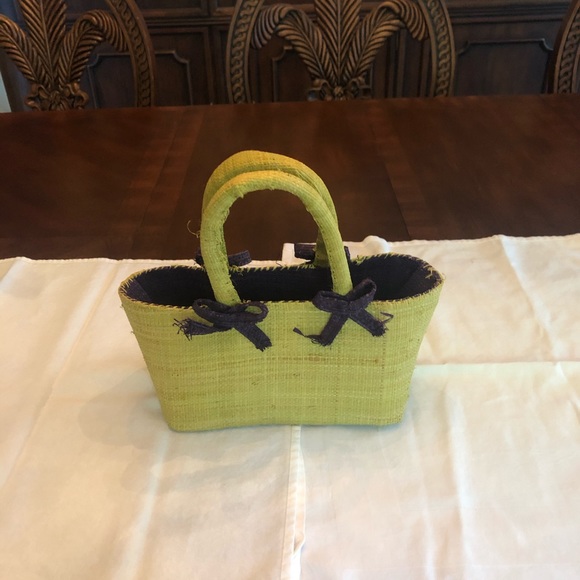 Paris Totes Green and Yellow Woven Tote. - Picture 3 of 6